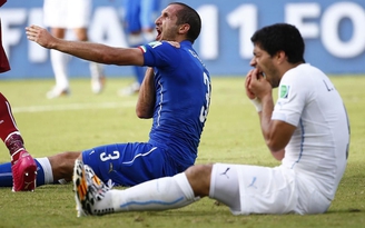 Cả FIFA cũng phải 'đồng bộ hóa' án kỷ luật